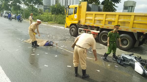 Cùng thời điểm, chiếc xe bồn trộn xi măng di chuyển ở phía sau vội phóng lên và va chạm với xe máy. Sau cú va chạm, người đi xe máy đã ngã xuống đường rồi bị xe bồn cán luôn qua người, tử vong tại chỗ. Đến khoảng 8h cùng ngày, sau khi tiếp nhận thông tin của quần chúng nhân dân, lực lượng CSGT huyện Hoài Đức (Hà Nội) đã đến hiện trường phối hợp với các đơn vị nhanh chóng khám nghiệm hiện trường, thu thập lời khai của các nhân chứng, đồng thời truy tìm tung tích chiếc xe bồn đâm chết người nhưng chạy trốn.