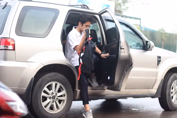 Theo chia sẻ của một số phụ huynh, họ tranh thủ thời gian trước khi đi làm hoặc trên đường đi làm để đưa con đến trường thi luôn.