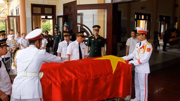 Tổ quốc mãi mãi ghi công các anh.