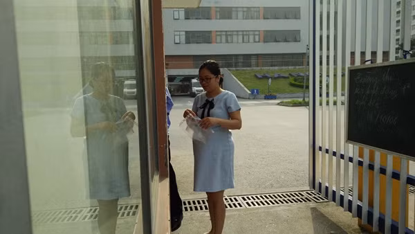 Trong sáng nay, tại điểm thi này chưa xuất hiện trường hợp thí sinh nào đi thi muộn. Tuy nhiên, vẫn còn một số trường hợp để quên thẻ dự thi và phải nhờ phụ huynh mang từ nhà đến.