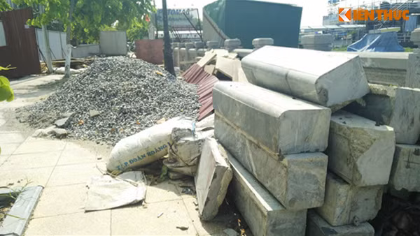 Một số đoạn trên vỉa hè gần cửa vào các du thuyền thì bị đào xới ngổn ngang, vật liệu xây dựng vứt bừa bãi thành từng đống vô cùng chướng mắt.