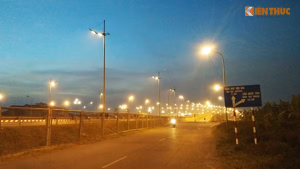 Do ảnh hưởng của khói rơm rạ bao phủ nên tầm nhìn của người tham gia giao thông qua một số đoạn trên đường Võ Nguyên Giáp bị hạn chế.