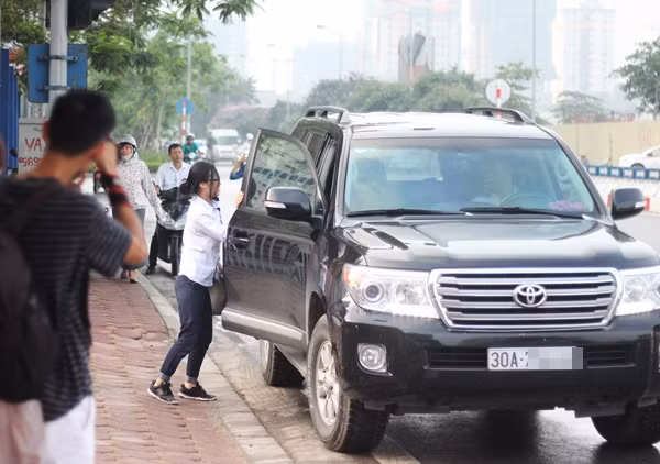 Nhiều sĩ tử được bố mẹ đưa đến điểm thi bằng những chiếc ô tô sang trọng.