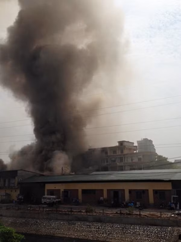 Như Kiến Thức đã đưa tin, khoảng 9h30 ngày 17/6, tại Công ty cổ phần vật liệu xây dựng và xuất nhập khẩu Hồng Hà (Hà Nội, số 109 Trường Chinh, Thanh Xuân, Hà Nội) xảy ra vụ cháy dữ dội bên trong nhà máy khiến nhiều người vô cùng hoảng loạn.