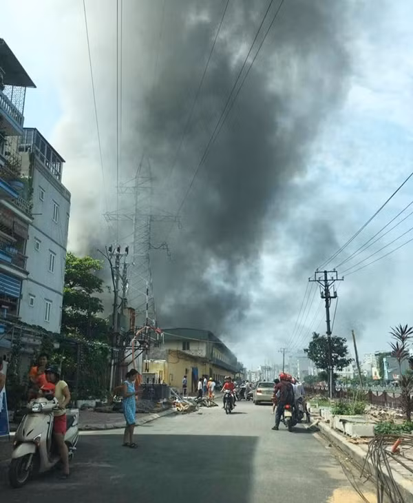 Khói cháy bốc lên nghi ngút đen cả một vùng trời khiến mọi người đứng từ xa vẫn có thể quan sát được.