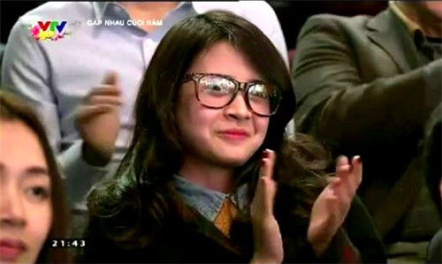 Trong chương trình Táo quân năm nay, một nữ khán giả xinh đẹp cũng bất ngờ nổi tiếng khi liên tục được xuất hiện trên màn ảnh nhỏ trong thời gian Táo quân phát sóng. Được biết, cô gái trong ảnh có nickname là Ánh N., sinh năm 1993 tại Hà Nội.