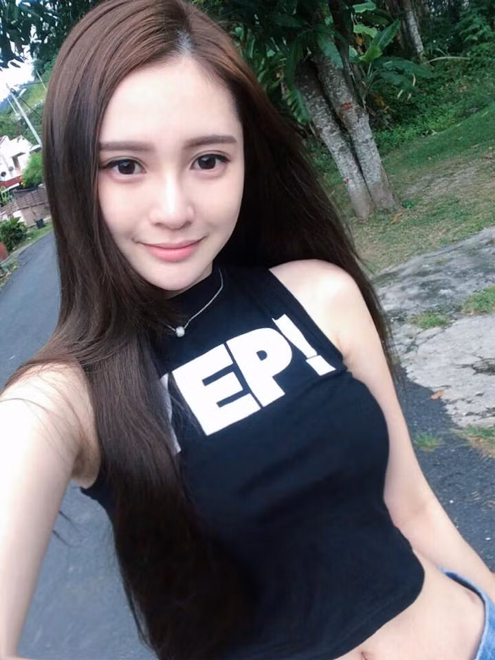 Các fan của Yumi Wong vốn rất tự hào cho rằng nhan sắc của hot girl, người mẫu chuyên quảng cáo cho các nhãn hàng lớn này là tự nhiên. Nhưng gần đây, một số người đã phát hiện và thắc mắc về những điều mà họ cho là bất thường trên khuôn mặt của Yumi Wong.