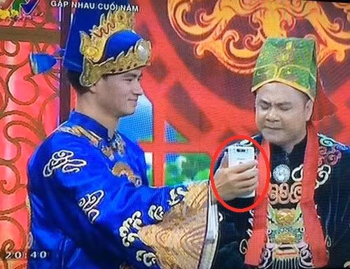 Oppo khong chi lo bich o Tao quan, quang cao tran VTV