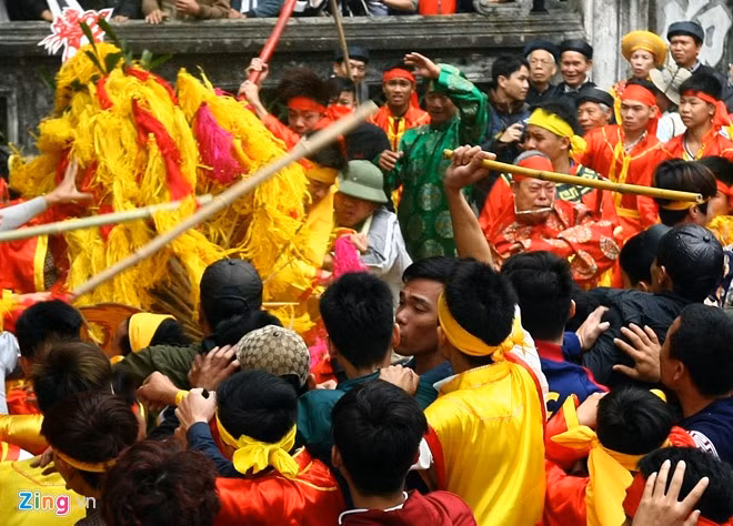 Nhiều người cầm cả gậy để vụt tới tấp vào đội bảo vệ kiệu. Một cụ ông bị xô rơi cả cặp kính đang đeo.