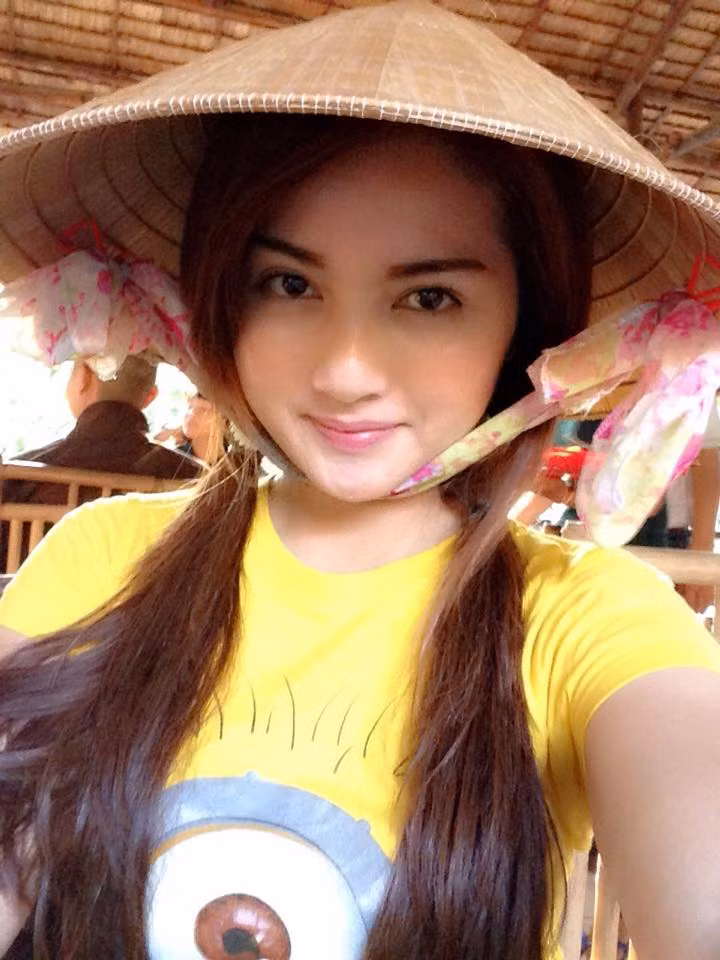 Theo liên hệ và tìm hiểu, cô gái xinh đẹp, gây sốt mạng Việt gần đây là Nguyễn Gia Cát My, sinh năm 1987, hiện đang sinh sống và làm việc tại Quận 1, TP HCM.