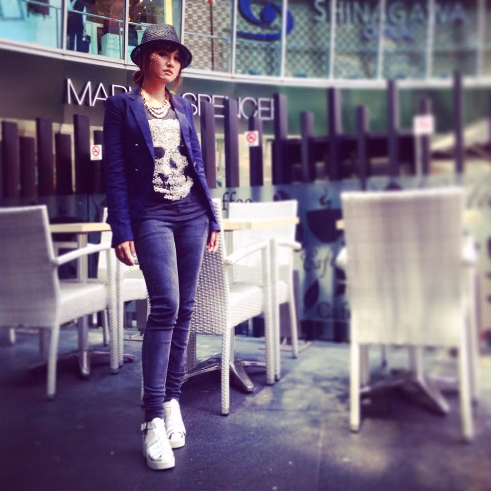 Vì ở mạng Trung Quốc đang chặn Facebook nên hiện tại, Cát My và người bạn của mình gặp khó khăn, bất tiện trong việc liên lạc với nhau. Vì vậy cô nàng 8X xinh đẹp đã làm clip này để người bạn của mình thấy thú vị và sớm tìm cách liên lạc lại.