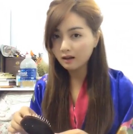 Cát My là tên cô gái trẻ có khuôn mặt thanh tú, xuất hiện trong đoạn clip nhái giọng lồng tiếng phim chưởng Hồng Kông gây sốt mạng Việt mới đây. Với nhan sắc hút hồn, khả năng nhái giọng lồng tiếng phim TVB cực chuẩn và hài hước, Cát My là cô gái được rất nhiều người "truy lùng" trong vài ngày vừa qua.