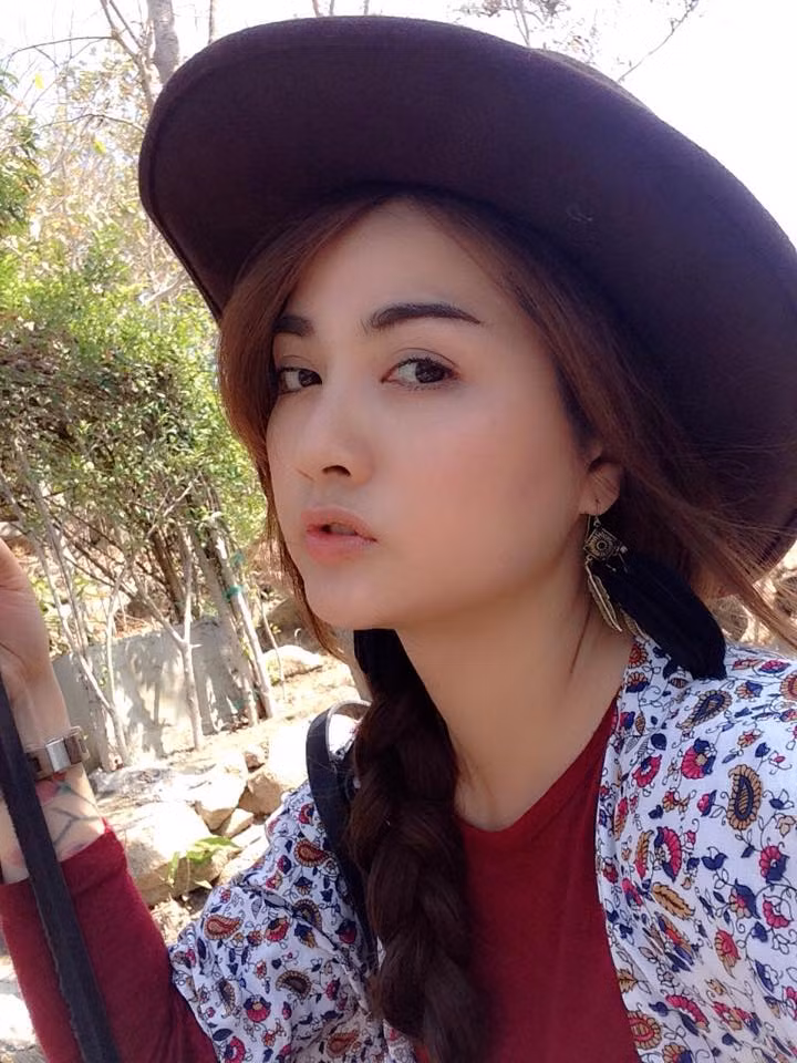 Cát My hiện đang làm công việc của một chuyên viên make-up và kinh doanh thời trang.