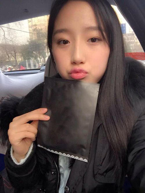 Theo tìm hiểu cô gái được dân mạng phong là "nữ thần" Học viện Hải quân thực chất là một nữ sinh đến từ Nam Kinh, Trung Quốc.