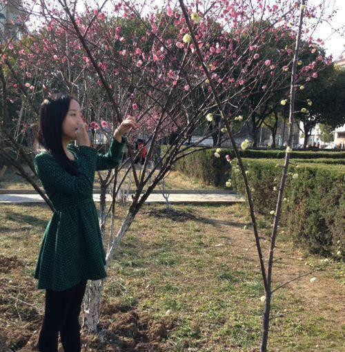 Điều này dẫn đến kết luận "Nữ thần Học viện Hải quân" chỉ là một cô gái lên tàu du lịch, mặc bộ quân phục của sĩ quan chỉ huy tàu để "làm màu", tự sướng. Điều này khiến không ít dân mạng Trung Quốc bày tỏ sự khó chịu.