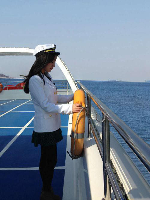 Ngay lập tức, trên mạng Trung Quốc rộ lên những bài chia sẻ, khen ngợi nhan sắc của cô gái này. Thậm chí, có người còn đặt biệt danh "nữ thần" Học viện Hải quân cho cô gái đến nay vẫn chưa rõ các thông tin cá nhân.