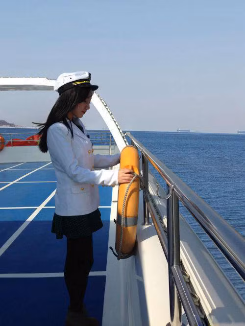 Ngay lập tức, trên mạng Trung Quốc rộ lên những bài chia sẻ, khen ngợi nhan sắc của cô gái này. Thậm chí, có người còn đặt biệt danh "nữ thần" Học viện Hải quân cho cô gái đến nay vẫn chưa rõ các thông tin cá nhân.