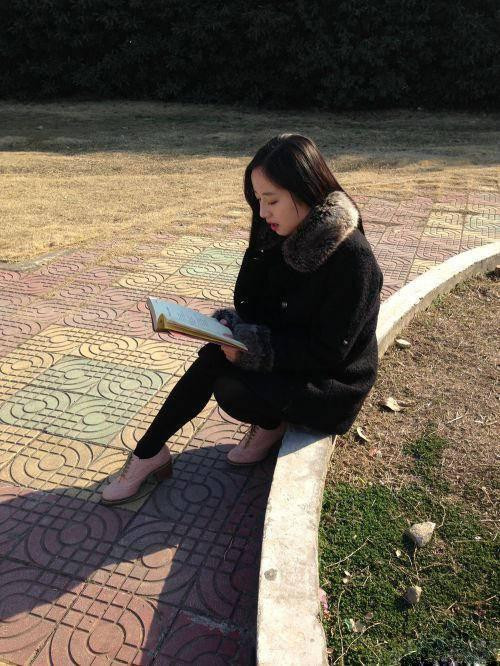 Tuy nhiên, một số thành viên mạng ấn tượng với nhan sắc của cô gái trong loạt ảnh này đã nhanh chóng tìm ra các thông tin cá nhân về cô và bày tỏ sự yêu thích.