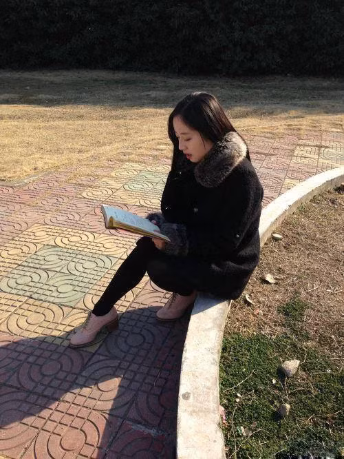 Tuy nhiên, một số thành viên mạng ấn tượng với nhan sắc của cô gái trong loạt ảnh này đã nhanh chóng tìm ra các thông tin cá nhân về cô và bày tỏ sự yêu thích.