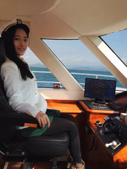 Mới đây, loạt ảnh chụp một cô gái 9X xinh đẹp mặc quân phục sĩ quan chỉ huy tàu được lan truyền trên cộng đồng mạng Trung Quốc gây xôn xao về cách mô tả và ngoại hình của nữ nhân vật chính.