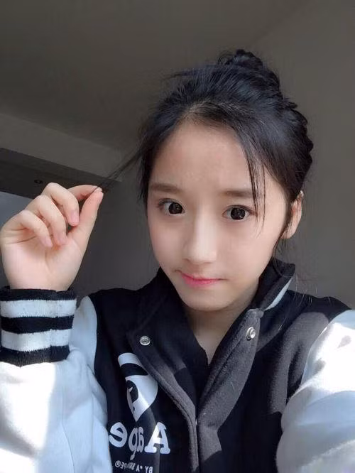 Một số hình ảnh đời thường của cô gái này cũng được dân mạng phát hiện, qua đó có thể thấy cô gái này còn rất trẻ và không có nhiều hình ảnh cho thấy phong thái của một nữ sinh Học viện Quân sự.