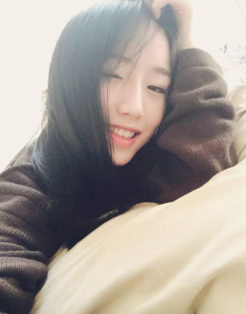 Loạt ảnh chụp trên tàu thủy và của nữ nhân vật chính lan truyền với tốc độ chóng mặt. Tuy nhiên, ngoài những lời khen về khuôn mặt xinh đẹp, vóc dáng và phong thái của cô gái, nhiều dân mạng Trung Quốc cũng tranh cãi với nhau và khẳng định cô gái này không phải là một sĩ quan hay nữ sinh ngành hải quân.