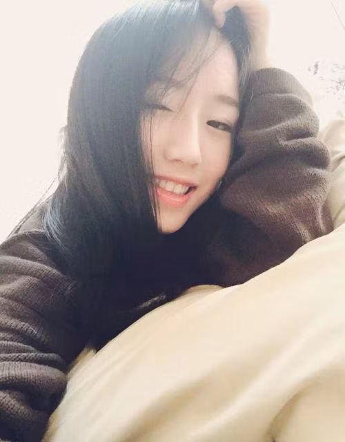 Loạt ảnh chụp trên tàu thủy và của nữ nhân vật chính lan truyền với tốc độ chóng mặt. Tuy nhiên, ngoài những lời khen về khuôn mặt xinh đẹp, vóc dáng và phong thái của cô gái, nhiều dân mạng Trung Quốc cũng tranh cãi với nhau và khẳng định cô gái này không phải là một sĩ quan hay nữ sinh ngành hải quân.