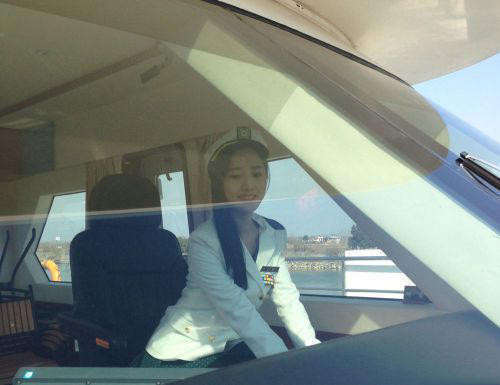 Loạt ảnh được chụp trên một chiếc tàu thủy và được lan truyền trên mạng với dòng mô tả cho biết cô gái xinh đẹp trong đó là một nữ sinh Học viện Hải quân Trung Quốc.