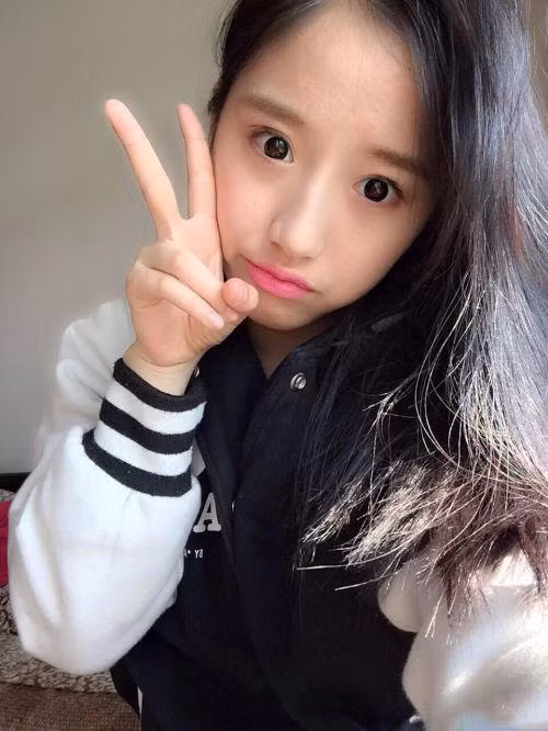 Một số người phân tích, chiếc tàu thủy xuất hiện trong loạt ảnh gây sốt là tàu du lịch, không phải tàu quân sự. Bộ quân phục sĩ quan chỉ huy tàu, thuyền và đồng phục của nữ sinh Học viện Hải quân đều là quần, không phải váy.