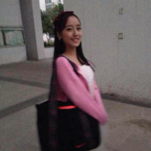 Ngoài ra, cũng có ý kiến cho rằng một học viên quân sự, hải quân sẽ không thể thảnh thơi, thoải mái đứng trên boong tàu, mạn thuyền để chụp ảnh tự sướng.