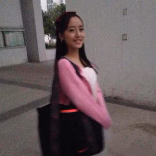 Ngoài ra, cũng có ý kiến cho rằng một học viên quân sự, hải quân sẽ không thể thảnh thơi, thoải mái đứng trên boong tàu, mạn thuyền để chụp ảnh tự sướng.