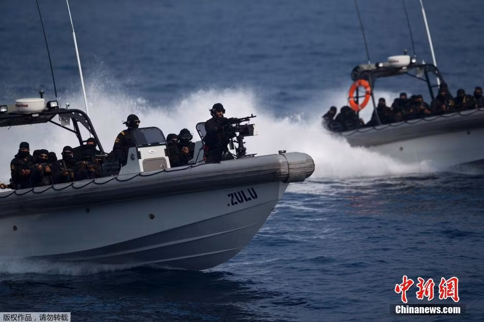 Các binh sĩ đặc nhiệm Ấn Độ trong màn biểu diễn tấn công.