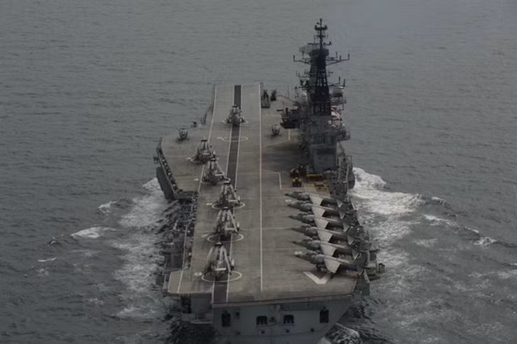 Tàu sân bay INS Viraat của Ấn Độ.
