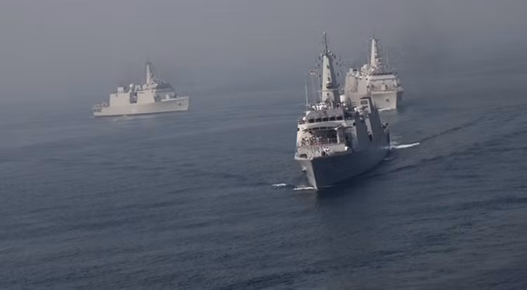 Trong Lễ duyệt binh tàu hải quân quốc tế vào ngày mai, các tàu thực hiện nghi thức chào, khi tàu chở Tổng thống Ấn Độ đi qua.