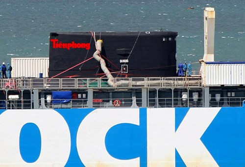 Trước đó, biển tên Đà Nẵng đã được gắn lên tháp tàu 186 – Đà Nẵng.