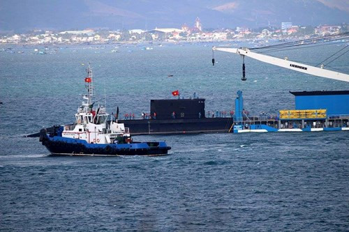 Từ rạng sáng ngày 5/2, tàu Rolldock Star được làm chìm một phần, để đưa tàu 186 – Đà Nẵng ra khỏi tàu này.