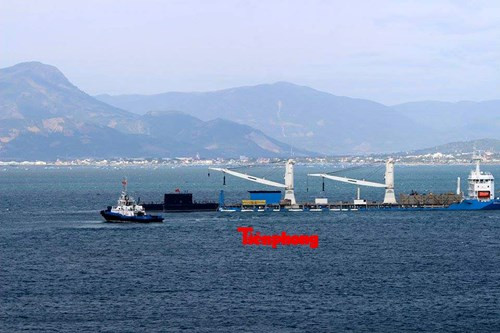 Cảnh lai dắt tàu 186 – Đà Nẵng ra khỏi tàu Rolldock Star và đưa vào cảng Lữ đoàn tàu ngầm 189.