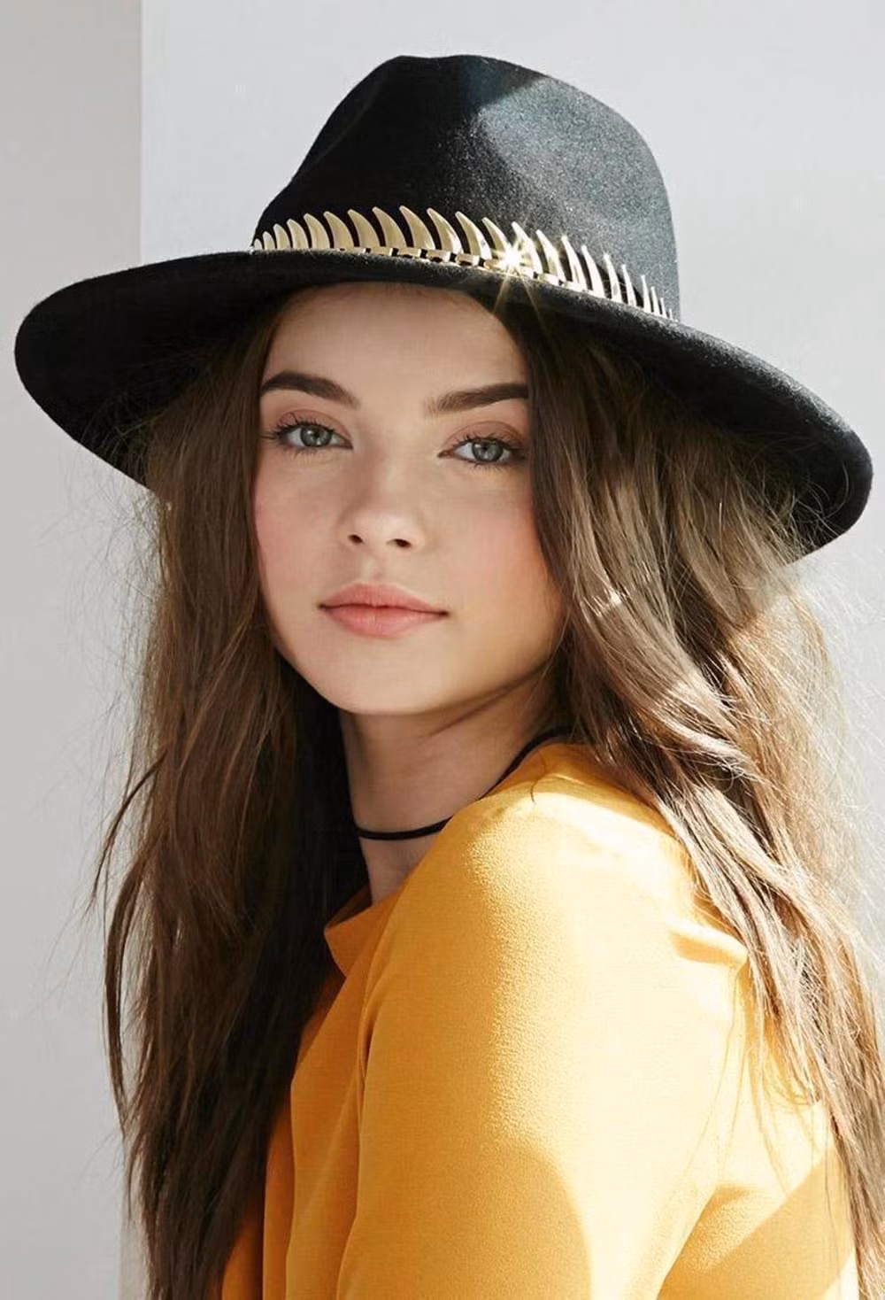 Gương mặt tròn: Nếu bạn có gương mặt tròn và bầu bĩnh, bạn nên chọn kiểu mũ có phần chóp cao để tăng chiều dài cho gương mặt và vành nón không nên quá rộng. Nguồn: Davisshop