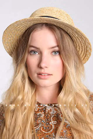 Một kiểu mũ đơn giản, với chất liệu cói đặc trưng của mùa hè. Nếu bạn là một cô gái mặt tròn ưa sự đơn giản mà vẫn thời thượng. Nguồn: afamily.vn