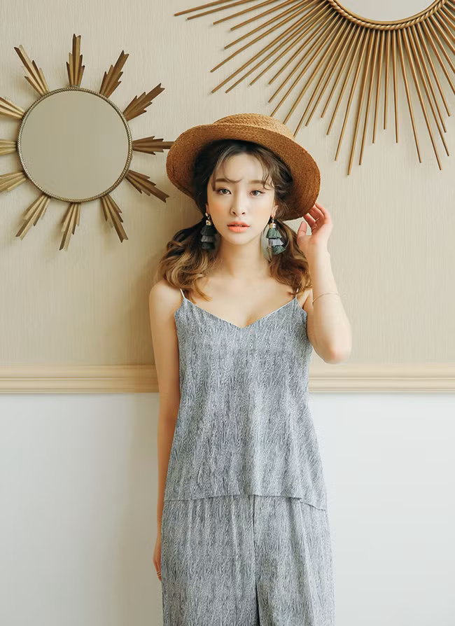 Những người khuôn mặt dài nên tránh mũ vành nhỏ, nông. Nguồn: 2Sao