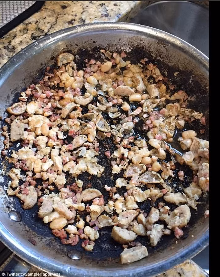 Không thể nhận ra là món gì nữa nhưng là lời cảnh cáo đến những ai vừa nấu ăn vừa lo nấu cháo điện thoại.