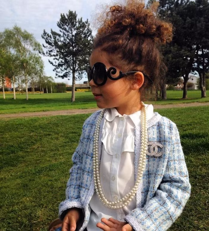 Bất cứ bộ trang phục nào được khoác lên người bé gái đáng yêu cũng đều rất nổi bật.