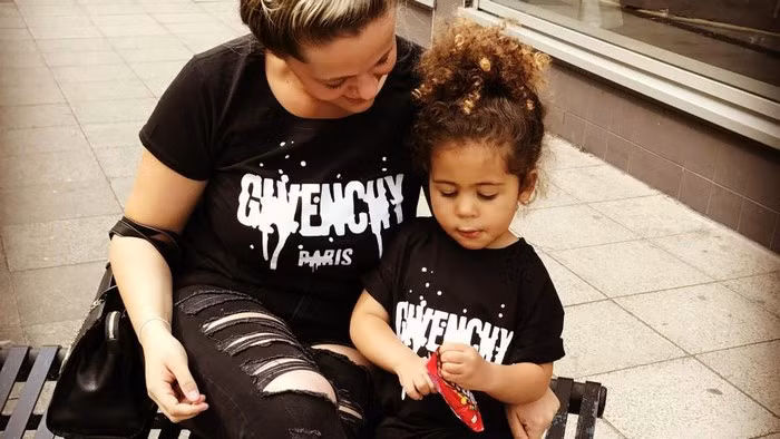 Bé Kiera thường xuyên bị mọi người trên đường chặn lại để xin chụp ảnh hoặc chỉ đơn giản khen nức nở về gu thời trang của bé. Hai mẹ con cũng thường xuyên mặc đồ giống nhau. Chính vì thế, họ càng thu hút sự chú ý của mọi người.