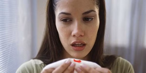 Điều trị bệnh lao phổi, ho ra máu, đau tức ngực: Củ cải trắng 300g, nước 400ml, phèn chua 10g, mật ong 150g. Củ cải trắng sơ chế sạch bỏ vào 400ml nước sắc xuống còn 100ml, tiếp theo bỏ phèn chua và mật ong đun sôi. Mỗi lần uống khoảng 50ml vào lúc đói và ngày chia làm 3 lần Ảnh: chuaviemxoang.