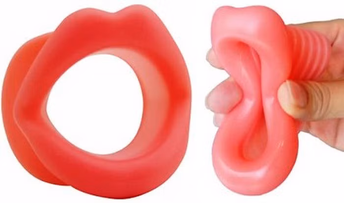 Môi giả chống lão hóa. Có thiết kế hơi quái dị, chiếc mặt nạ môi của Nhật có tác dụng giống như dụng cụ gym dành riêng cho luyện tập cơ miệng và cằm. Mục đích của sản phẩm chính là ngăn chặn hay làm chậm lại quá trình lão hóa da vùng cằm và mũi, hạn chế sự chảy xệ và nếp nhăn ở vùng da miệng, giúp bạn giữ được nét đẹp trẻ trung và làn da săn chắc khỏe mạnh. Ảnh: Japantoday.