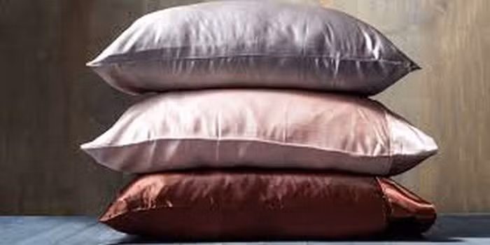 Gối chống nếp nhăn. Mới đây, một loại gối chống lão hóa đã được tạo ra với giá 20-30 Bảng Anh (600-900 ngàn đồng). Chiếc gối có chất liệu là lụa đặc biệt để giữ cho da không bị nhăn, tóc mềm và trên hết là cải thiện giấc ngủ. Ảnh: Thesun.