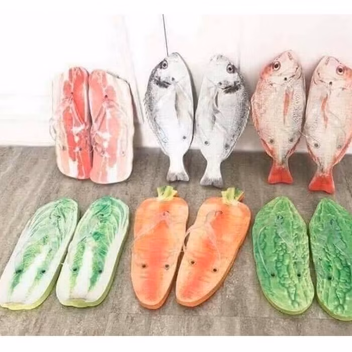 Mùa hè năm nay, các cô gái đang phát sốt với những đôi dép tông đi biển với những hình thù độc đáo, vui mắt như thịt ba chỉ, dưa hấu hay con cá, cải bắp, mướp đắng... Ảnh: Shoppee.