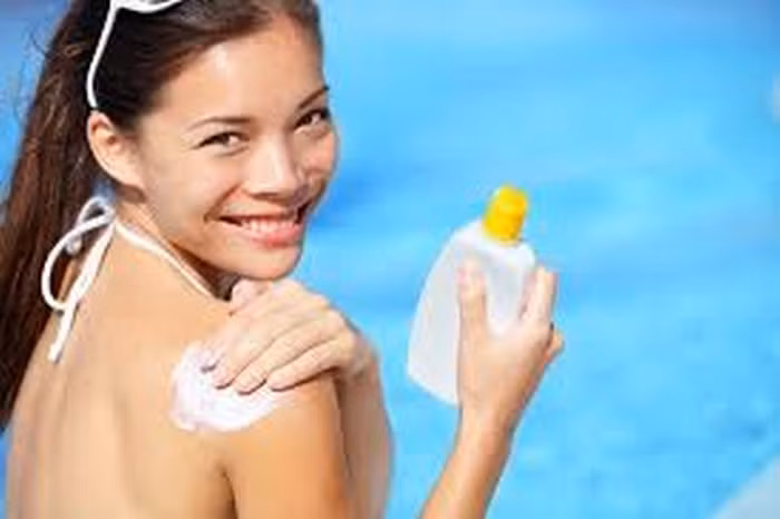 Thoa kem chống nắng trước khi bơi. Đừng quên khâu này khi đó là bể bơi ngoài trời. Kem chống nắng giúp làn da không bị đen sạm và loại trừ ung thư da. Bạn cũng nên chọn kem chống nắng có chỉ số SPF trên 30 và loại không thấm nước.Ảnh: Emdep.