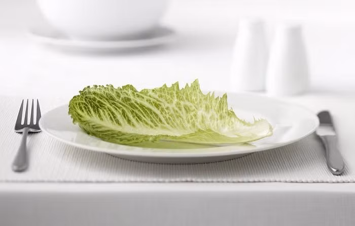 Khi bạn ăn đủ, đầu tiên cơ thể sẽ lấy calo từ thực phẩm làm nhiên liệu cho các hoạt động sau đó mới chuyển sang chất béo. Khi calo cạn kiệt, cơ thể rơi vào “chế độ nghèo đói”, bắt buộc tự phá vỡ mô nạc để cung cấp năng lượng duy trì các hoạt động. Điều đó làm chậm sự chuyển hóa các chất và gây khó khăn cho việc giảm cân.