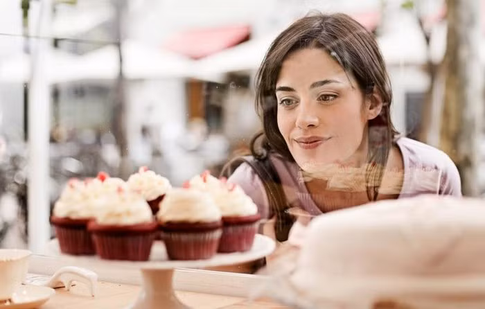 Luôn nghĩ về thức ăn. Nếu như cơ thể thiếu calo, não bộ sẽ luôn sản sinh hình ảnh nhắc nhở bạn. Khi đó, hãy nhờ đến đồ ăn nhẹ lành mạnh và ăn thành các bữa nhỏ để giữ lượng calo đủ hàng ngày. Các loại thực phẩm như phô mai hoặc hạt dẻ hay trái cây sẽ phù hợp khi ăn nhiều để giảm cân.